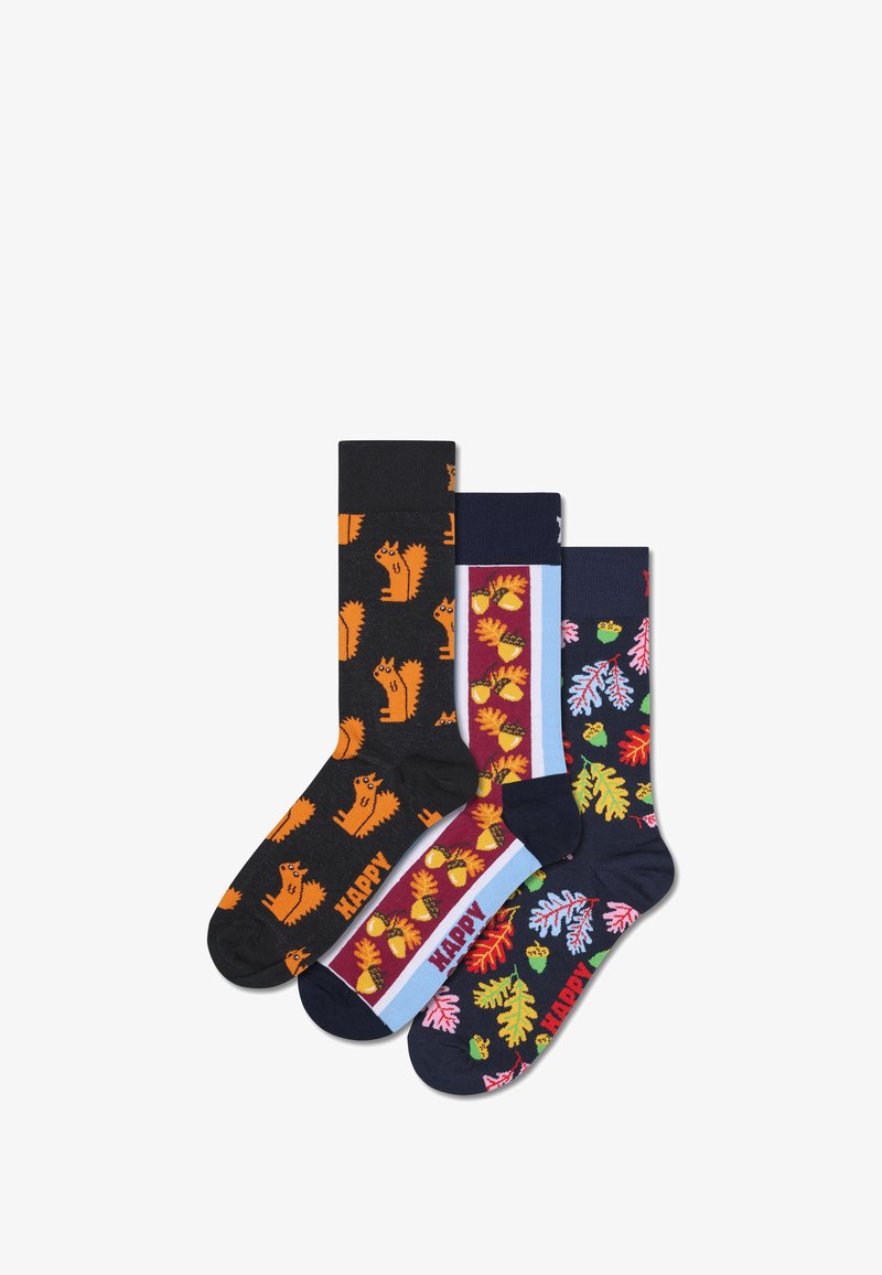 Trzy pary skarpetek: czarne z pomarańczowymi wiewiórkami, granatowe z kolorowymi liśćmi i żołędziami, bordowe w paski z napisem "HAPPY". Mieszanka bawełny.