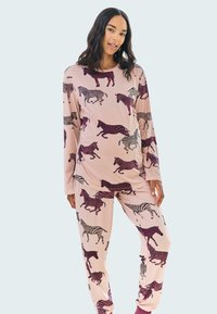 Rosa Schlafanzug-Set mit langen Ärmeln und Hose, verziert mit mehrfarbigen Zebra-Mustern. Weicher Stoff mit lockerer Passform und rundem Ausschnitt.