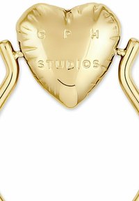 Orecchino d'oro a forma di cuore con superficie liscia e lucida. Testo inciso "C P H STUDIOS" e design minimalista. Chiusura sicura con estremità curve.