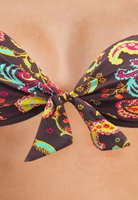 Haut de bikini marron avec un motif paisley vibrant en rose, teal et jaune. Présente un détail de nœud central pour un ajustement.