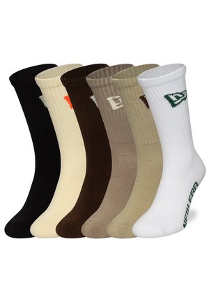 Sei paia di calzini crew nei colori nero, avorio, marrone, beige, oliva e bianco. Texture a coste con accenti di logo in colori contrastanti.