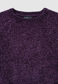Maglione a coste viola con colletto rotondo. Tessuto morbido, vestibilità leggermente ampia e maniche raglan. L'etichetta riporta "CALLIOPE" e la taglia "S".