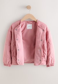 Lyserød quiltet jakke med broderede blomsterdesigns, trykknapper foran, elastiske manchetter, vist åben på en træbøjle mod en hvid væg.