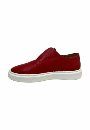 Zapato de piel roja sin cordones con acabado texturizado, suela de goma blanca y sin cordones visibles. Presenta un diseño de perforaciones sutil en los lados.