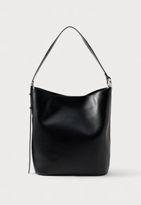 Bolso tote de cuero negro con textura suave, abertura amplia y una sola correa para el hombro. Presenta un diseño minimalista con detalles sutiles en el hardware.