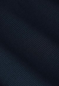 Nahaufnahme von dunklem, marineblauem Rippgewebe mit einer subtilen diagonalen Webstruktur und feinen vertikalen Linien über die Oberfläche.