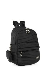 Mochila negra de nailon con diseño acolchado, compartimentos con doble cremallera, correas ajustables y un pequeño estuche desmontable.