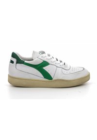 Sneaker bianco in pelle con dettagli verdi, punta forata e suola in gomma beige. Presenta un pannello laterale verde текстurizzato e un design con lacci.