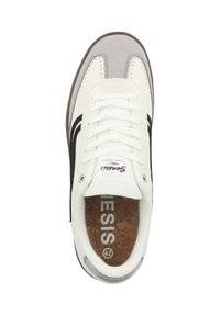Sneaker bianco con accenti in suede grigio, dettaglio a strisce nere, punta rotonda e soletta in sughero testurizzato, dotata di lacci piatti e branding sulla linguetta.