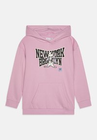 Sudadera con capucha rosa y un bolsillo delantero. Presenta el texto "NEW YORK BROOKLYN" y un diseño de personaje de dibujos animados. Tejido suave, mangas largas.