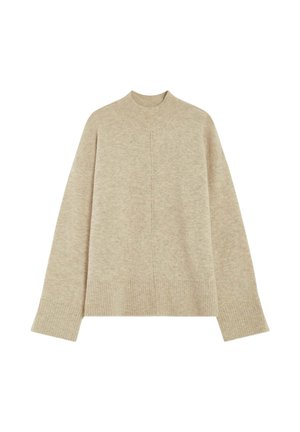 Pull en tricot doux beige avec ourlet côtelé porté sur un pantalon marron ample, vu de dos et de la taille vers le bas.