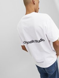Jack & Jones JORVESTERBRO BACK SS CREW NECK  - Trükipildiga T-särk - bright white