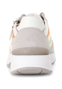 Grijze suède en witte synthetische achterkant van een sneaker, met gele en oranje accenten en een "rollingsoft" logo op de zool.