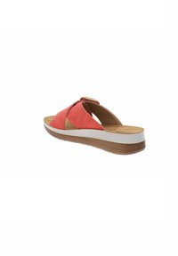Sandalo scivoloso in pelle rossa con retro aperto, design a strisce incrociate, soletta in sughero e suola imbottita bianca e marrone.