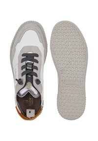 Sneaker con una combinazione di colori bianco e grigio, materiali in suede e pelle, lacci rotondi e una suola in gomma testurizzata con motivo esagonale.