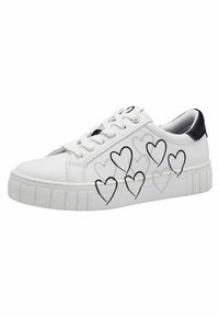 Sneaker blanche avec des motifs de cœurs noirs, semelle en caoutchouc texturée, bout rond, design à lacets et détail de talon noir contrastant.