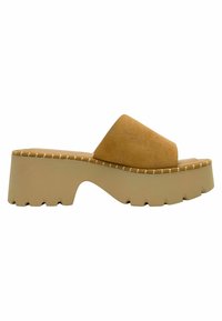 Sandale à plateforme camel en daim à enfiler avec une large bride, une semelle en caoutchouc beige et des bords festonnés. Détail de couture discret le long de la semelle.
