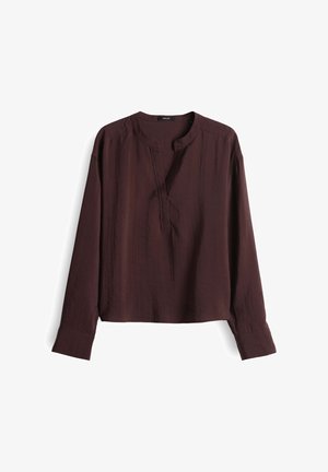 Blouse marron foncé à manches longues avec un col rond fendu et une texture subtile, présentée sur un fond blanc.