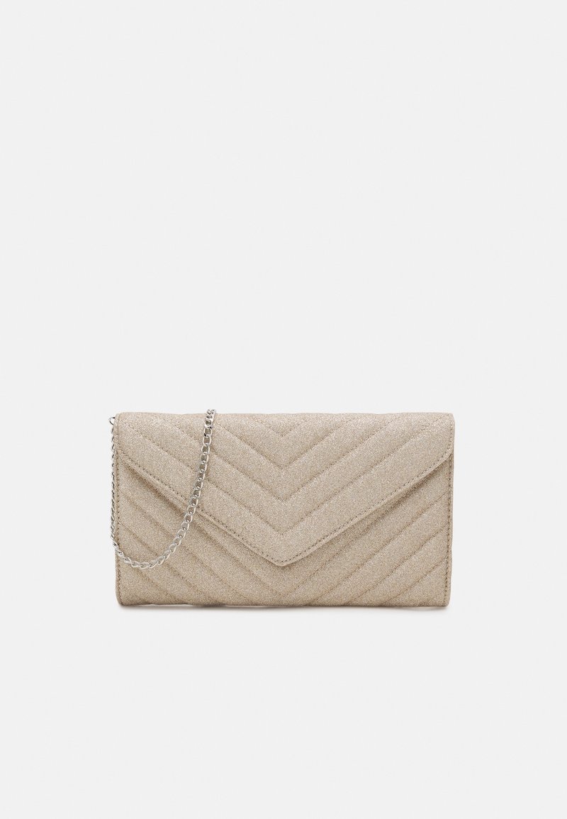 Beżowa pikowana kopertówka z srebrnym łańcuszkowym paskiem. Posiada wzór jodełki oraz klapę z zapięciem na zakładkę. Wykończenie z teksturowanej tkaniny.