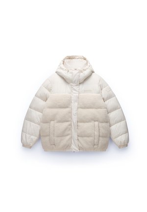 Puffig vit jacka med en texturerad fleece-framsida, släta ärmar och huva. Har två stora framfickor och smalnande ärmslut.