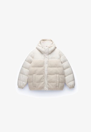Paksu valkoinen takki, jossa on teksturoidusta fleece-materiaalista etuosa, sileät hihat ja huppu. Varustettu kahdella suurella etutaskulla ja kiristettävillä hihoilla.