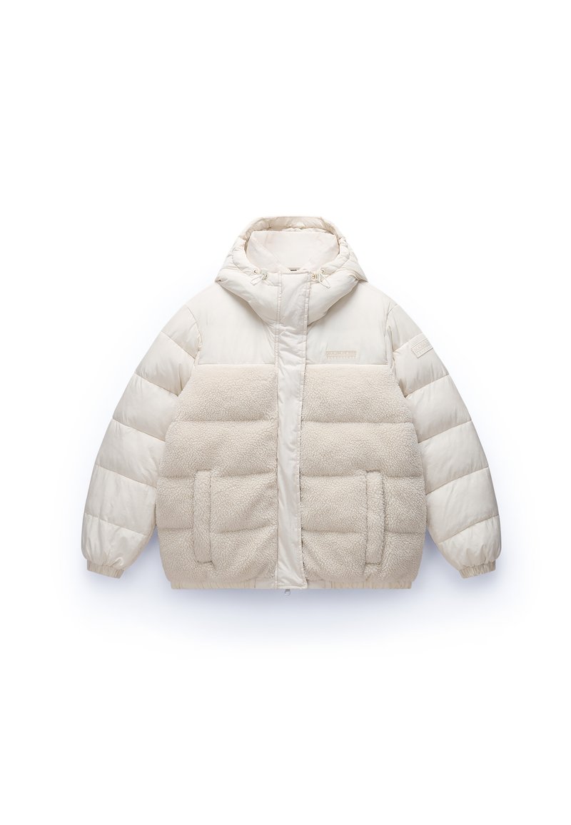 Giacca bianca voluminosa con un fronte in pile testurizzato, maniche lisce e cappuccio. Presenta due grandi tasche frontali e polsini elasticizzati.