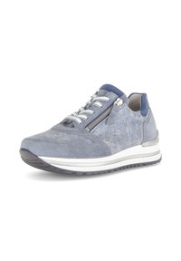 Lichtblauwe sneakers van suede en textielmateriaal, met een zijrits, witte veters en een gestructureerde rubberen zool.