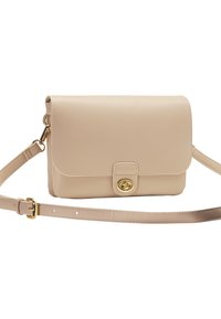 Beige læder crossover taske med klaplukning, gyldent hardware og en justerbar rem. Glat tekstur med minimal udsmykning.