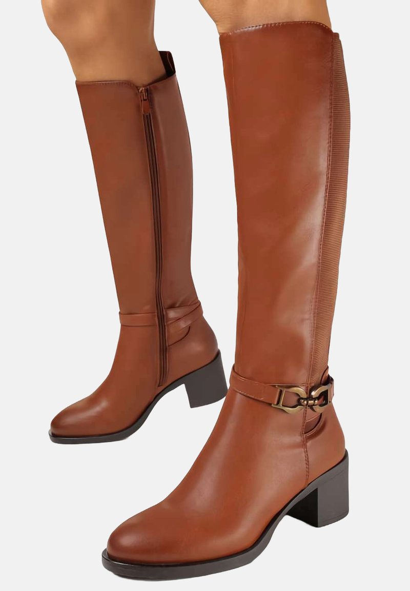 Bottes marron jusqu'au genou en simili cuir lisse avec une fermeture éclair sur le côté, un talon épais et une accroche décorative sur la sangle de la cheville.