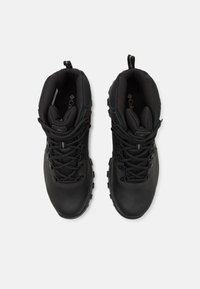 Bottes de randonnée noires avec un extérieur en cuir lisse, une doublure en mesh et une semelle en caoutchouc. Comprend des œillets renforcés et des lacets texturés pour un ajustement sécurisé.