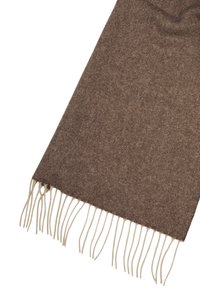 Brun vævet tørklæde med en subtil tekstur, der har let frynser i enderne, og udviser et klassisk design, der passer til forskellige outfits.