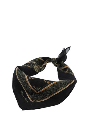 Écharpe en soie noire de forme triangulaire, ornée de motifs floraux dorés et verts, nouée en haut.