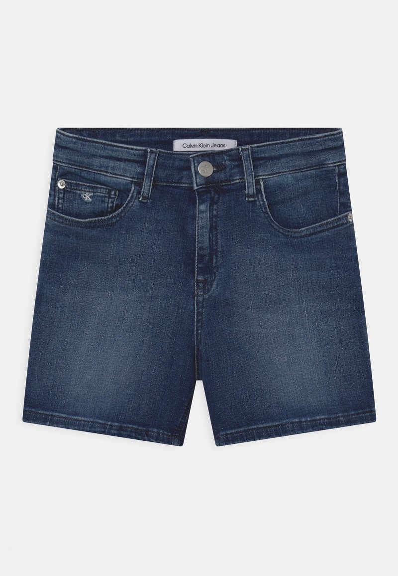 Shorts en denim bleu foncé, avec une taille standard, des poches avant et une fermeture à bouton argenté. Des détails de couture subtils sont visibles.