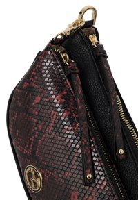 Borsa strutturata con un motivo in pelle di serpente nera e rossa, accessori in oro e doppi zip, con un contrasto in pelle liscia.