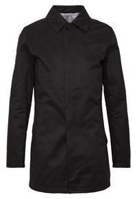 Černý pánský kabát střední délky s jedním knoflíkem blízko límce, skrytým zapínáním vepředu, bočními kapsami a dlouhými rukávy.