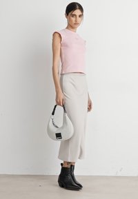 Tommy Jeans SLIM RUCHE SCRIPT TEE - Camiseta básica - ballet pink