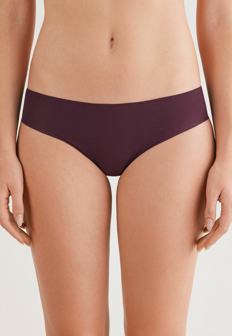 Burgundy bikiniunderdel med en slät, stretchig tygkvalitet, med en medelhög midja och en enkel design utan synliga mönster eller detaljer.