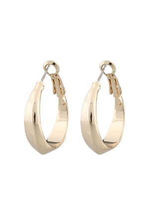 Par de pendientes de aro torcidos de oro pulido con un diseño curvado y hueco y cierres metálicos para orejas perforadas.