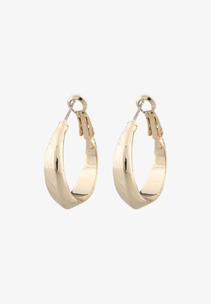 Par de pendientes de aro torcidos de oro pulido con un diseño curvado y hueco y cierres metálicos para orejas perforadas.