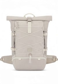 Mochila enrollable de color gris claro hecha de tela duradera, con cuerda elástica frontal, correas ajustables y un bolsillo lateral con cremallera.