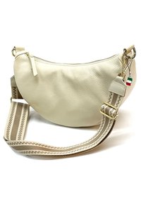 Cremfarbene Lederhandtasche mit einer halbmondförmigen Form, strukturierten Oberfläche und goldenen Beschlägen. Verfügt über einen gestreiften Stoffgurt und ein kleines Anhängeschild.