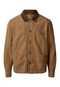 Chaqueta marrón abotonada con cuello de pana marrón oscuro y cuatro bolsillos delanteros sobre un fondo blanco.