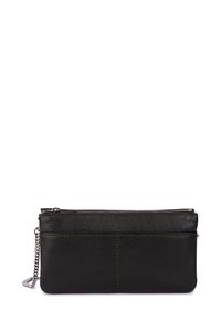 Clutch in pelle nera con una texture liscia, chiusura superiore con zip e tracolla in catena argentata. Presenta cuciture a contrasto e un design minimalista.
