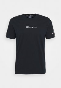 Černé bavlněné tričko s bíle vytištěným logem "Champion" ve středu, krátkými rukávy a kontrastním postranním pruhem.