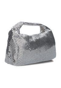 Zilveren mesh handtas met een ronde vorm, bovenhandvat en een gladde oppervlakte. Voorzien van een ritssluiting en een kenmerkende metallic glans.