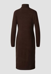 Braunes Strickkleid mit hohem Kragen, langen Ärmeln und gerader Silhouette. Glatte Textur, knielang, minimalistisches Design ohne Verzierungen.