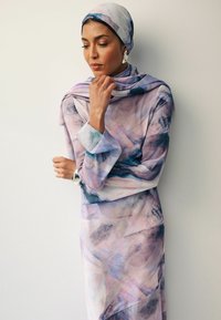 Next LONG SLEEVE COLUMN-REGULAR FIT - Rochie maxi - purple smudge print