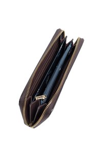 Brązowy skórzany portfel z teksturowaną powierzchnią zewnętrzną, złotym zamkiem błyskawicznym i wieloma przegródkami. Wyposażony w granatową podszewkę i oznaczenia marki USPA.