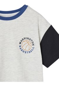 Grau Baumwoll-T-Shirt mit marineblauem Kragen und Ärmeln. "Washington Basketball" ist in Schwarz und Blau bedruckt, mit einer Basketballgrafik.