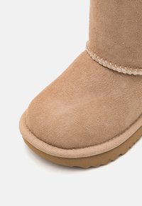 UGG CLASSIC II UNISEX - Stivali da neve  - sand